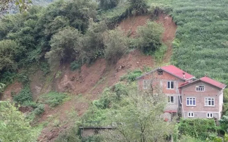 KOMŞU İNADI İSTİNAT DUVARINA İZİN VERMEDİ 