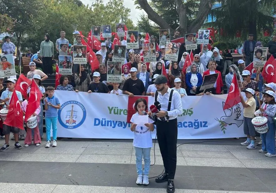 TRABZON’UN ÇOCUKLARI BARIŞ İÇİN YÜRÜDÜ 