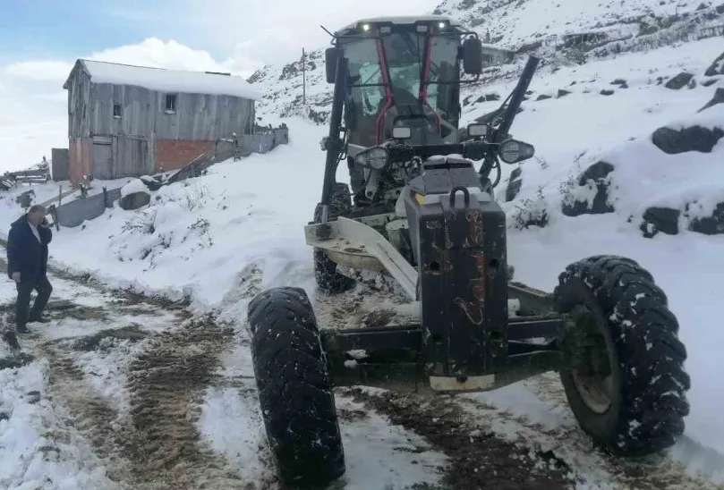 TRABZON’DA EKİPLERİN KAR MESAİSİ ERKEN BAŞLADI 