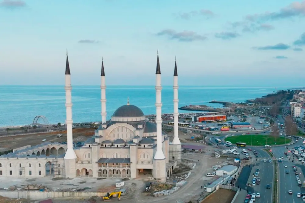 TRABZON’DA İHTİŞAMLI BİR ESER  HANİFE HATUN CAMİİ VE KÜLLİYESİ 