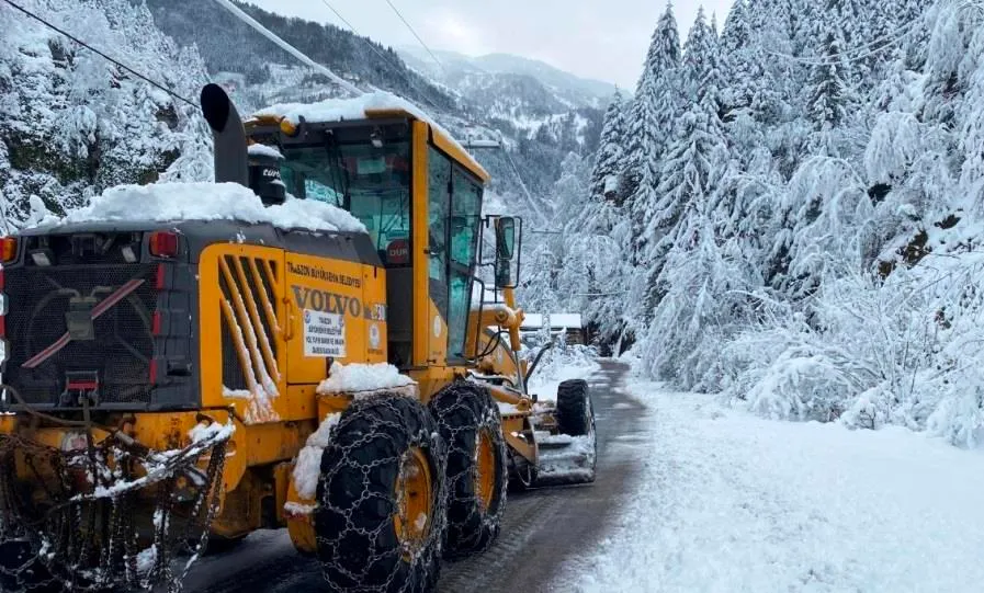 TRABZON’UN YÜKSEK KESİMLERİNDE KAR ESARETİ SÜRÜYOR 