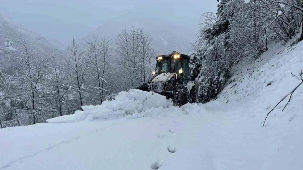 DOĞU KARADENİZ’DE KAR YOLLARI KAPADI 