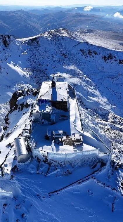 BİR YANDA KAR, BİR YANDA SONBAHAR 