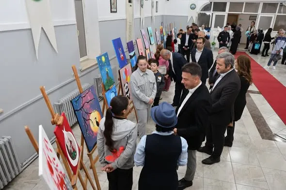 MAÇKA HEM’İN YAZ DÖNEMİ RESİM VE MOZAİK ÇALIŞMASI SERGİLENDİ 