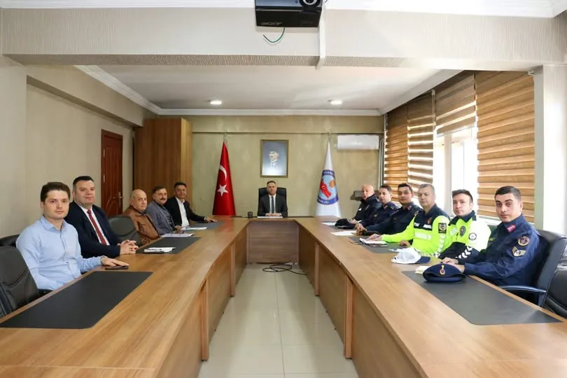 MAÇKA’DA KIŞ ÖNCESİ TRAFİK TEDBİRLERİ KONUŞULDU 