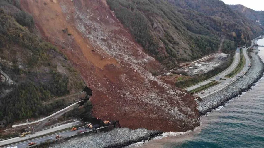KARADENİZ SAHİL YOLU’NDA HEYELAN TEHLİKESİ 
