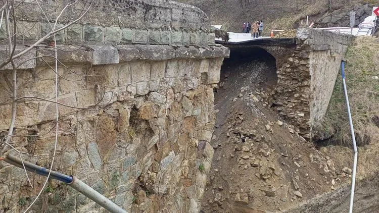 MAÇKA’DA TARİHİ KÖPRÜ ÇÖKTÜ, BELEDİYE HAREKETE GEÇTİ 