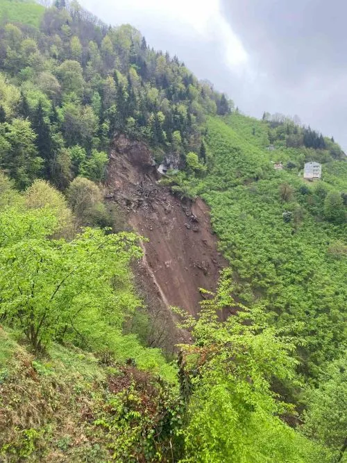ARAKLI’DAKİ HEYELAN KORKUTTU