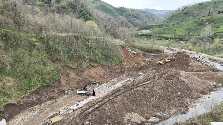 DOĞU KARADENİZ’DE DERE ISLAHLARI SÜRÜYOR 
