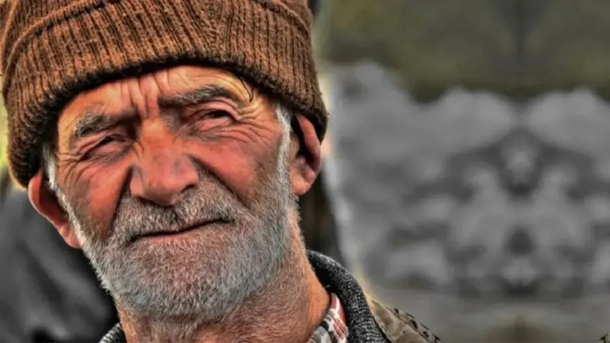TRABZONLU SİNİRLENEREK MUTLU OLUYOR 