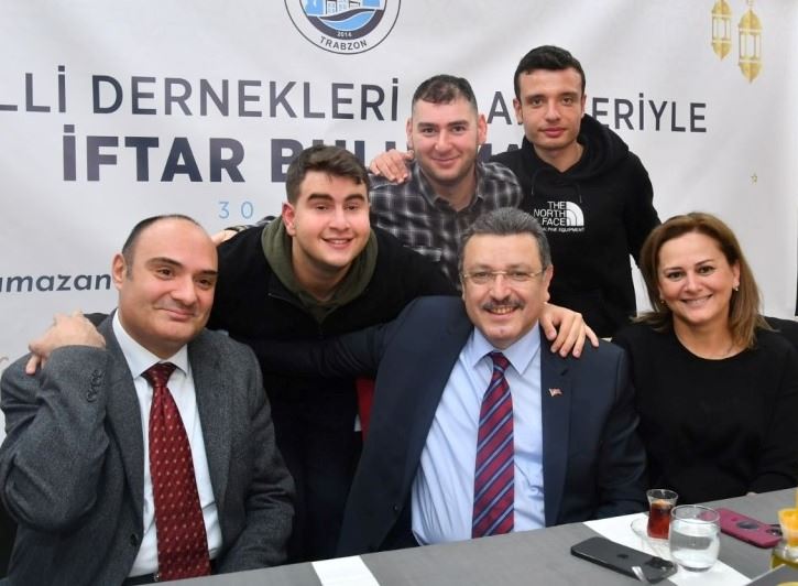 BAŞKAN GENÇ, ÖZEL GEREKSİNİMLİ BİREYLERLE BULUŞTU 