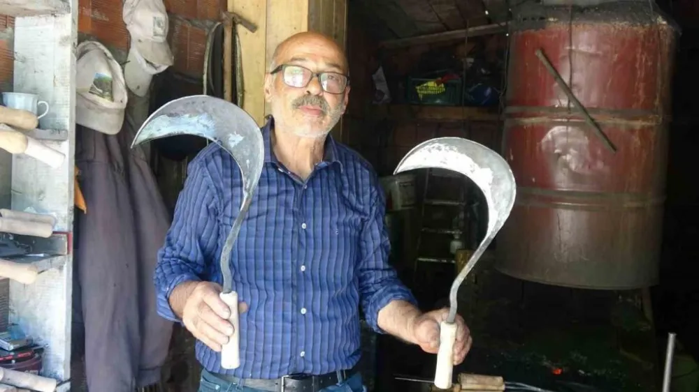 ATALARININ MESLEĞİNİ SÜRDÜRÜYOR