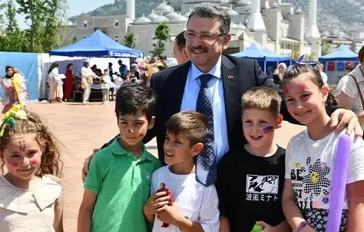 BAŞKAN GENÇ ÇOCUKLARIN SEVİNCİNİ PAYLAŞTI 