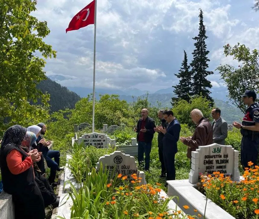 KAYMAKAMÇAKMAK HALKIYLA İÇ İÇE 