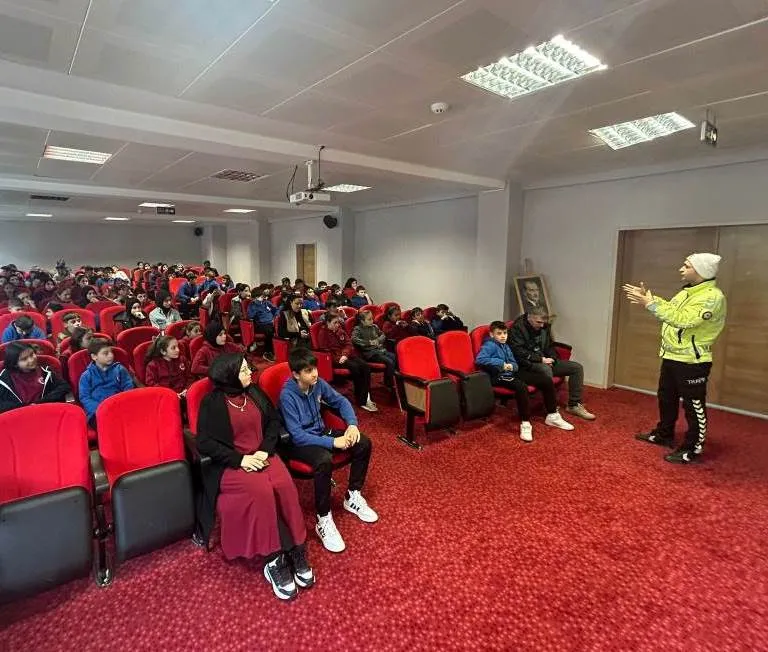 MAÇKA’DA ÖĞRENCİLER BİLGİLENDİRİLDİ