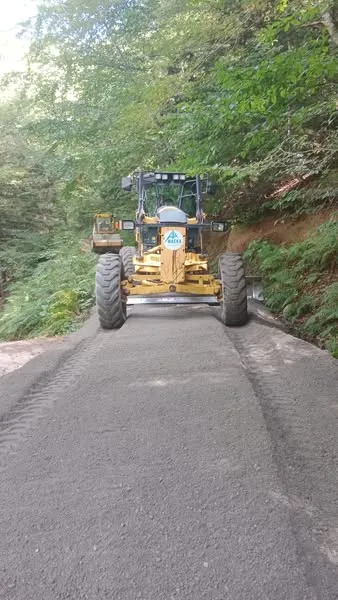 MAÇKA’DA YOL BAKIM VE ONARIM HIZ KESMİYOR