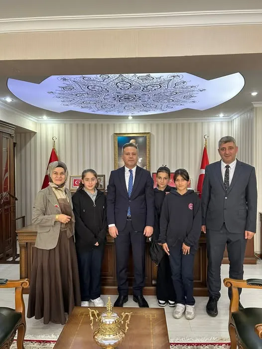 ÇATAK İLK/ORTAOKULU KAYMAKAMLIK MAKAMINDA