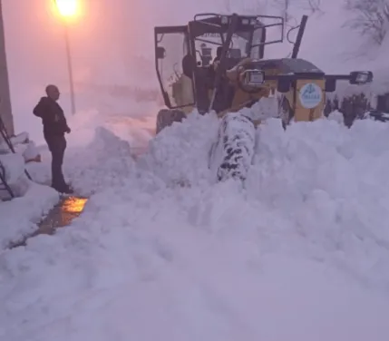 YOLU AÇTILAR, HASTAYI HASTANEYE ULAŞTIRDILAR 