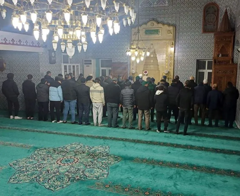 MAÇKA İLAHİ HUZURA GENÇLERİYLE ÇIKTI 