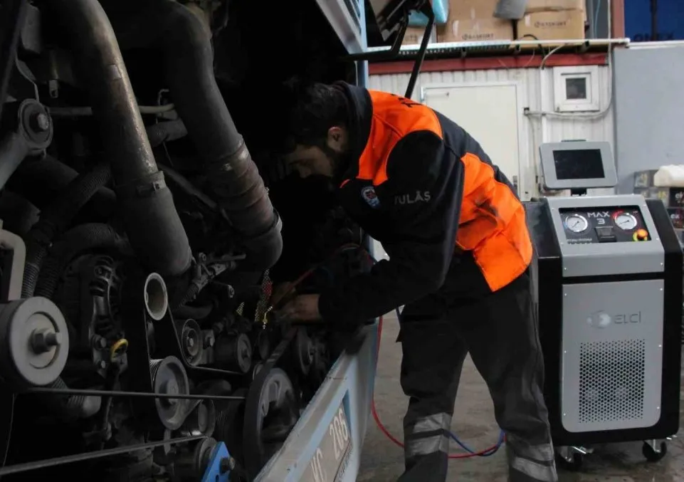 KENDİ OTOBÜSLERİNİ KENDİLERİ ONARIYOR 