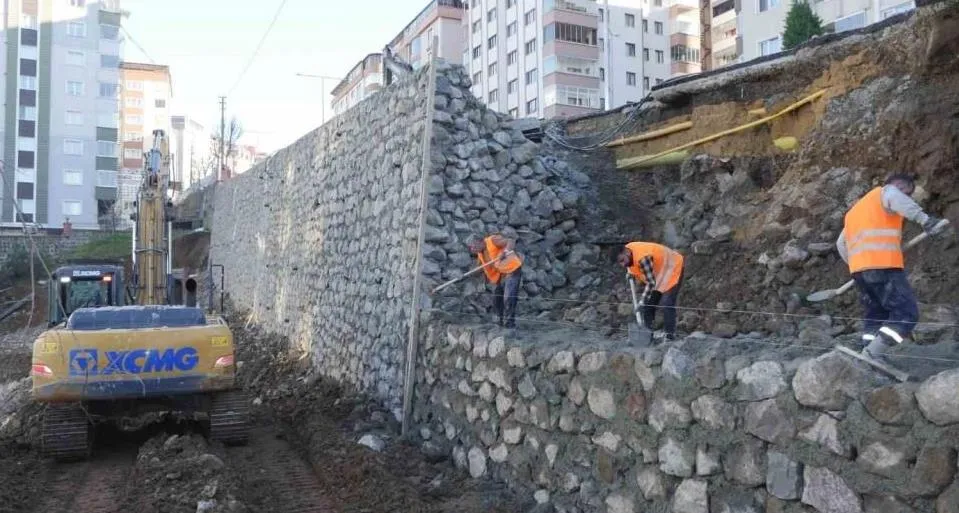 ÇÖKEN DUVAR ONARILIYOR 