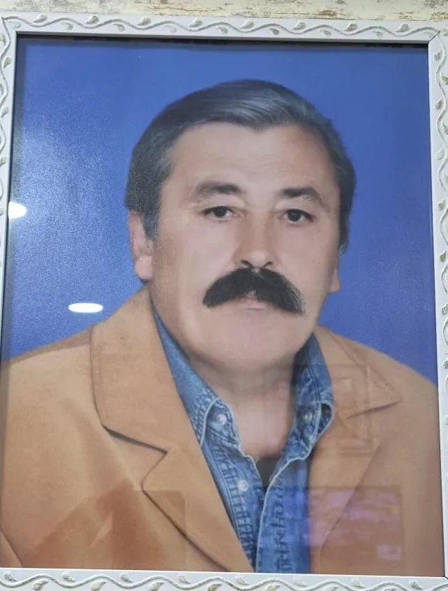 insan yüzü, giyim, resim çerçevesi, portre içeren bir resim

Yapay zeka tarafından oluşturulmuş içerik yanlış olabilir.