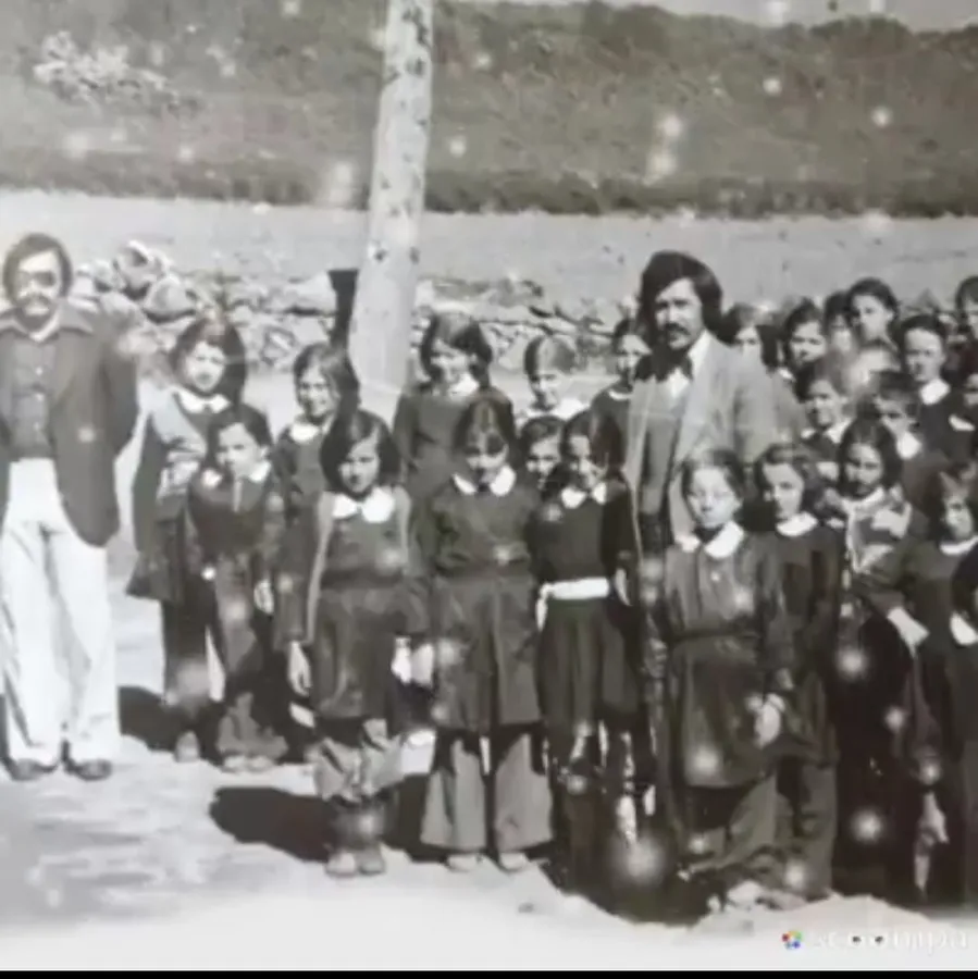 giyim, kişi, şahıs, dış mekan, grup içeren bir resim

Yapay zeka tarafından oluşturulmuş içerik yanlış olabilir.