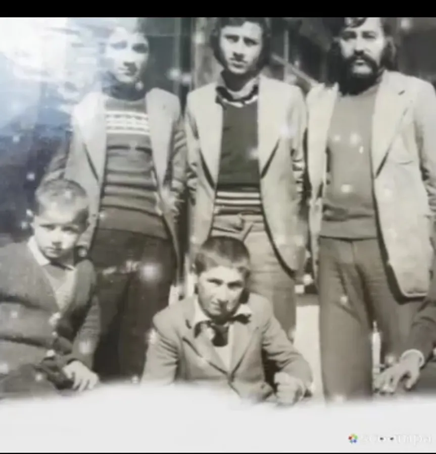 giyim, kişi, şahıs, insan yüzü, adam, insan içeren bir resim

Yapay zeka tarafından oluşturulmuş içerik yanlış olabilir.