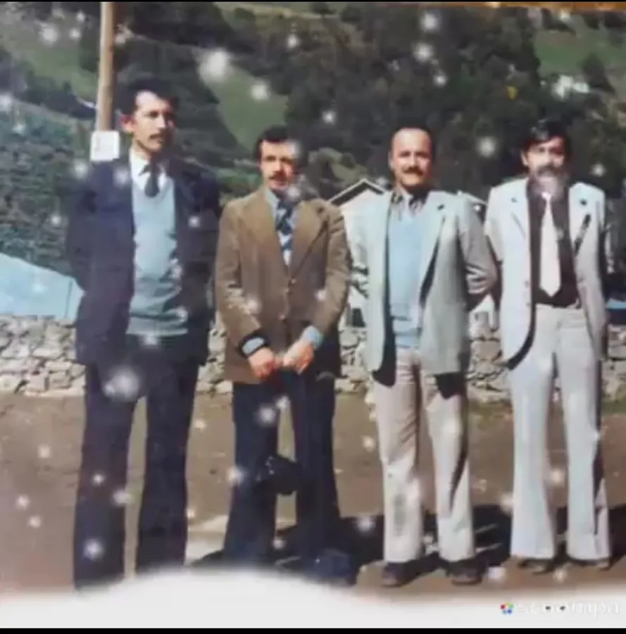 giyim, kişi, şahıs, dış mekan, metin içeren bir resim