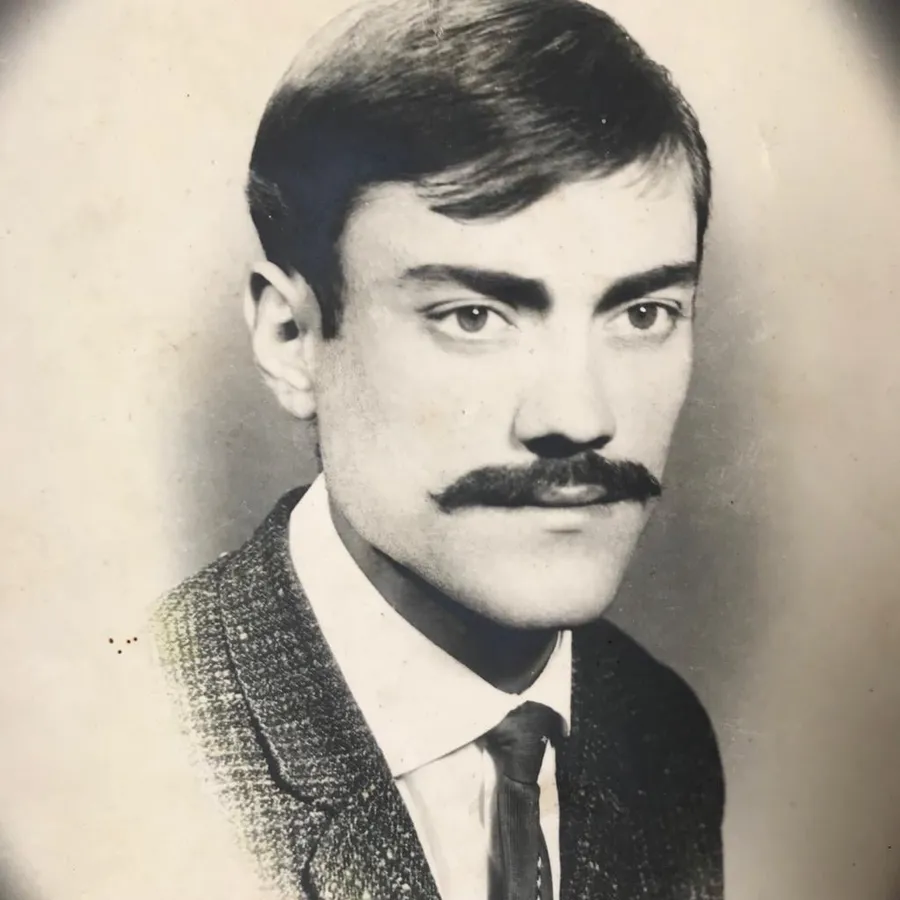 insan yüzü, portre, kişi, şahıs, giyim içeren bir resim