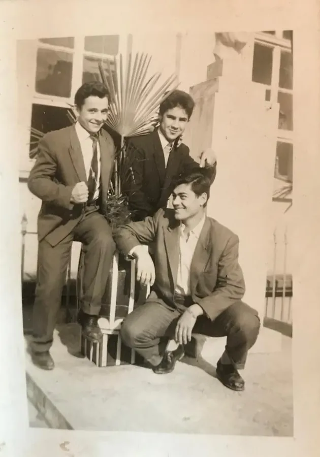 giyim, kişi, şahıs, insan yüzü, geçmişe dönük tarz içeren bir resim

Yapay zeka tarafından oluşturulmuş içerik yanlış olabilir.