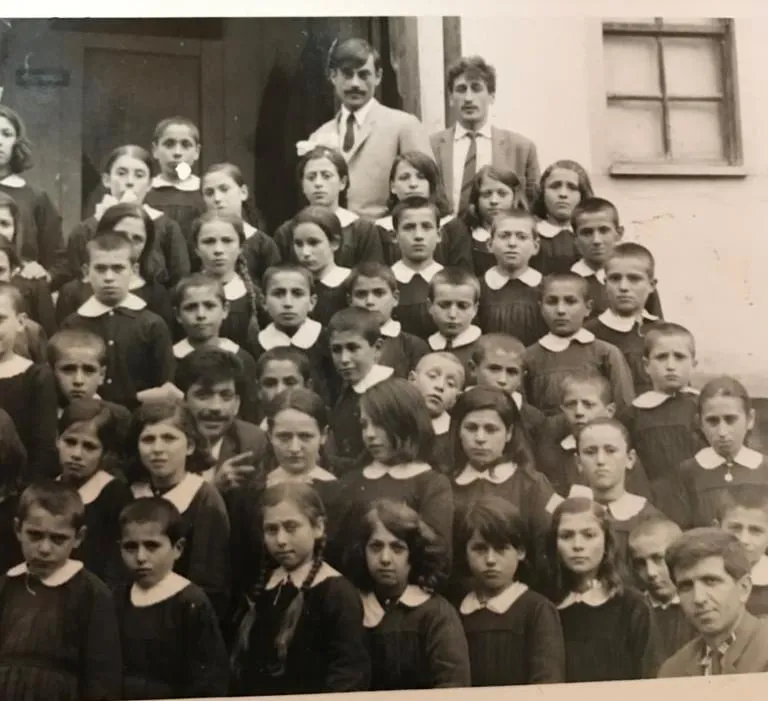 giyim, insan yüzü, kişi, şahıs, gülümsemek, gülüş içeren bir resim

Yapay zeka tarafından oluşturulmuş içerik yanlış olabilir.