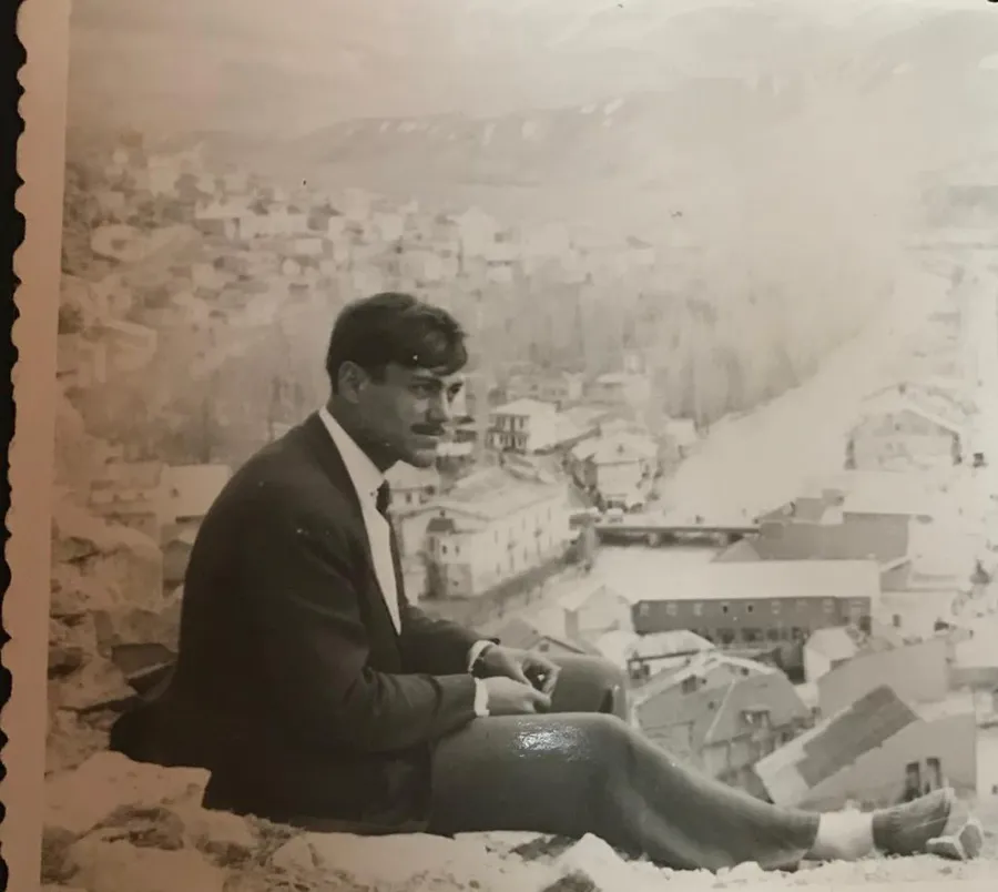 giyim, kişi, şahıs, adam, insan, metin içeren bir resim

Yapay zeka tarafından oluşturulmuş içerik yanlış olabilir.