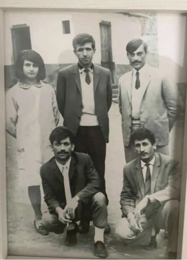 giyim, kişi, şahıs, insan yüzü, ayakkabı içeren bir resim