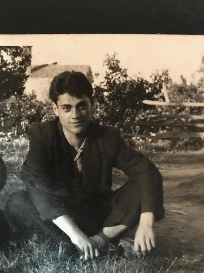 giyim, kişi, şahıs, insan yüzü, dış mekan içeren bir resim

Yapay zeka tarafından oluşturulmuş içerik yanlış olabilir.