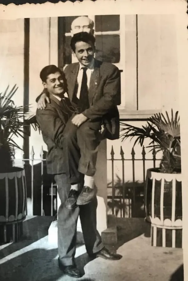 giyim, kişi, şahıs, ayakkabı, bina içeren bir resim

Yapay zeka tarafından oluşturulmuş içerik yanlış olabilir.